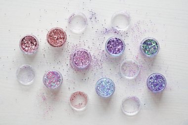 Çok renkli pullu bir kutu çivi tasarımı için. Kavanozlarda parıltı. Folyo tırnak hizmet için. Fotoğraf kümesi. Köpüklü güzellik ışıltı, glitter.