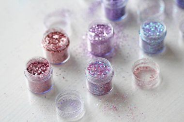 Çok renkli pullu bir kutu çivi tasarımı için. Kavanozlarda parıltı. Folyo tırnak hizmet için. Fotoğraf kümesi. Köpüklü güzellik ışıltı, glitter.