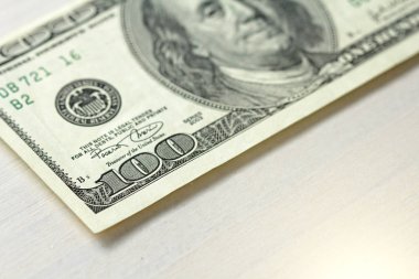 Yüz dolar bir not ile. 100 dolar