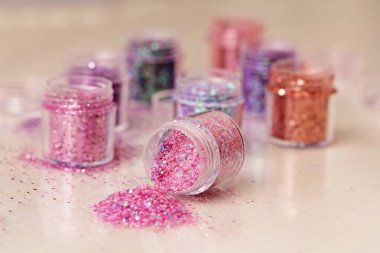 Çok renkli pullu bir kutu çivi tasarımı için. Kavanozlarda parıltı. Folyo tırnak hizmet için. Fotoğraf kümesi. Köpüklü güzellik ışıltı, glitter.