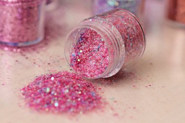 Pembe pullu bir kutu çivi tasarımı için. Kavanozlarda parıltı. Folyo tırnak hizmet için. Fotoğraf kümesi. Köpüklü güzellik ışıltı, glitter.