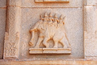 Tapınak Hampi sütununda taş bas-reliefs. Oyma taş antik arka plan. Taştan oyulmuş resimler. UNESCO dünya mirası. Karnataka, Hindistan. Taş arka plan.