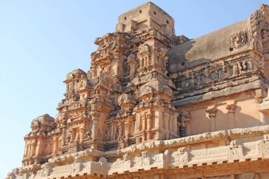 Taş Tapınak Hampi duvarlara bas-reliefs. Oyma taş antik arka plan. Taştan oyulmuş resimler. UNESCO dünya mirası. Karnataka, Hindistan. Taş arka plan.