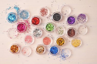 Çok renkli pullu bir kutu çivi tasarımı için. Kavanozlarda parıltı. Folyo tırnak hizmet için. Fotoğraf kümesi. Köpüklü güzellik ışıltı, glitter.