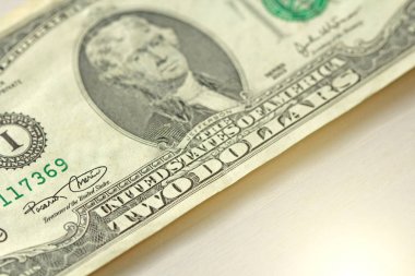 İki dolarlık bir not ile. 2 dolar