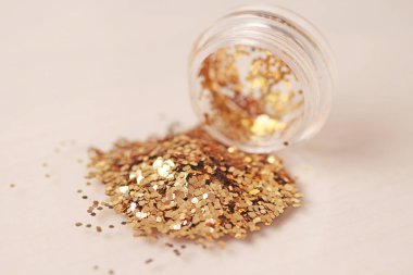 Altın pul bir kutu çivi tasarımı için. Kavanozlarda parıltı. Folyo tırnak hizmet için. Fotoğraf kümesi. Köpüklü güzellik ışıltı, glitter.
