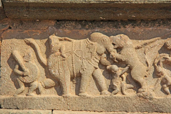 ハンピの寺院の壁に石のレリーフ。彫刻石古代背景。石で作られた彫刻が施された図。ユネスコ世界遺産。カルナータカ州、インド。ロイヤルのエンクロージャ. — ストック写真