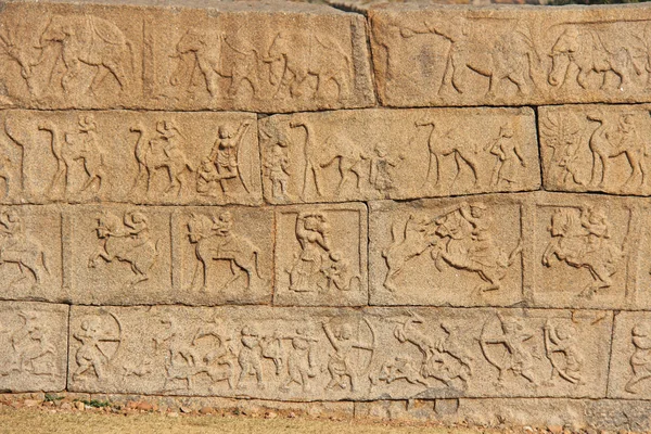 Baixo-relevos de pedra nas paredes em Templos Hampi. Esculpir pedra fundo antigo. Figuras esculpidas feitas de pedra. Património Mundial da Unesco. Karnataka, Índia. Fundo bege. Cerco real . — Fotografia de Stock