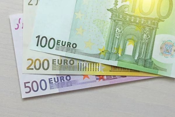 Euro. Papierowe banknoty euro z różnych wyznań - 100, 200 i 500 Euro. — Zdjęcie stockowe