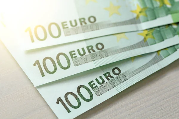 Cem euros com uma nota. 100 euros — Fotografia de Stock