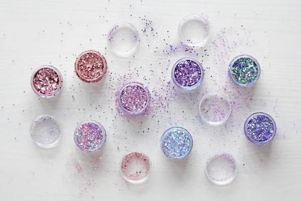 Paillettes multicolores pour la conception de clous dans une boîte. Paillettes dans des pots. Feuille pour le service des ongles. Ensemble de photos. Beauté scintillante scintillante, paillettes . — Photo