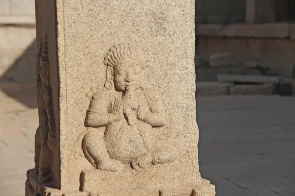 Bajorrelieves de piedra en la columna de Templos Hampi. Tallar piedra fondo antiguo. Figuras talladas en piedra. Unesco Patrimonio de la Humanidad. Karnataka, India. Fondo de piedra . — Foto de Stock