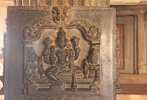 Stone bas-reliefs on the column in Temples Hampi. Carving stone ancient background. Carved figures made of stone. Unesco World Heritage Site. Karnataka, India. Stone background. Black basalt. — Stock Photo, Image