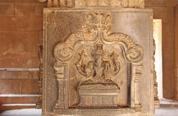 Talla de piedra decorativa basalto negro. Bajorrelieves de piedra Figuras sobre los pilares del templo Hazara Rama. Hampi, Karnataka, India. Elefante de Ganesha . — Foto de Stock