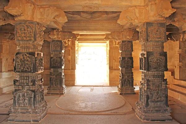 Columnas decorativas de basalto negro en mandappa o Hall. Hazara Rama Temple Hampi, Karnataka. Tallado en piedra antiguo. Dios indio bajorrelieve. Columnas talladas con un patrón de piedra . —  Fotos de Stock