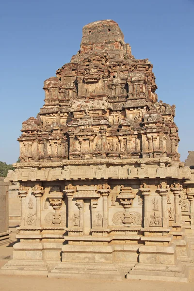 Hazara Rama chrám v Hampi, Karnátaka, Indie. Světového dědictví UNESCO. Vyřezávání kámen starověké pozadí. Vyřezávané postavy z kamene. — Stock fotografie