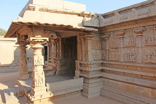 Pilares decorativos de granito en mandappa o Hall. Hazara Rama Temple Hampi, Karnataka. Tallado en piedra antiguo. Dios indio bajorrelieve. Columnas talladas con un patrón de piedra . — Foto de Stock