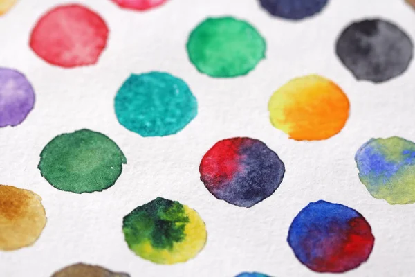 Fényes színes körök Vízfestékek. Papír háttér. Háttér, a dekoráció és a design. Akvarell háttér körökben. Zöld, piros, sárga, kék, sárga konfetti. — Stock Fotó