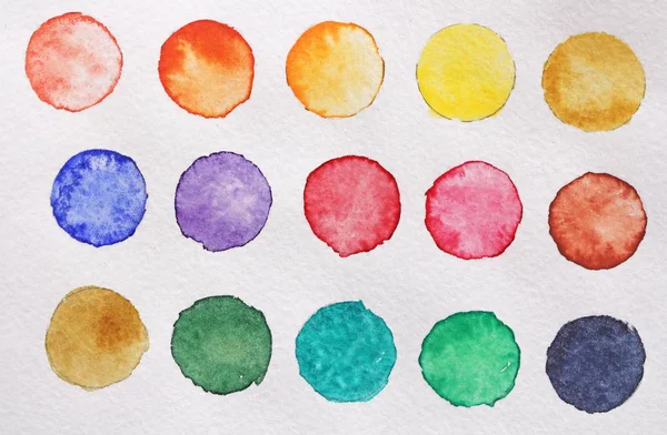 Cercles multicolores lumineux d'aquarelles. Fond papier. Fond pour la décoration et votre design. Aquarelle fond de cercles. Confettis verts, rouges, jaunes, bleus, jaunes . — Photo