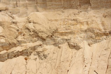 Kumtaşı cliff. Kumlu yamaçta katmanlı doku ile. Çölde kum dağlar.