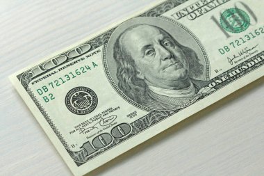 Para fotoğraf Bir notile yüz dolar