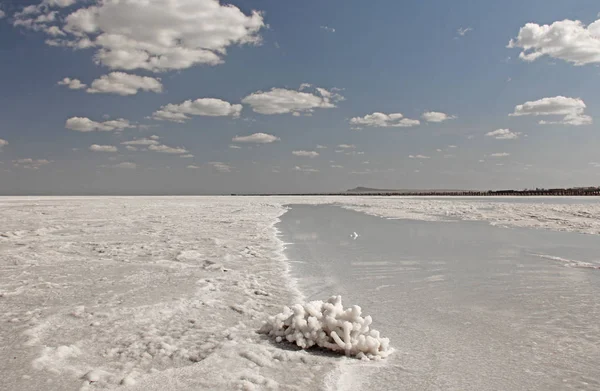 Salt Lake Baskunchak, Russia. Blue sky and white clouds on the lake. — Stock Photo, Image