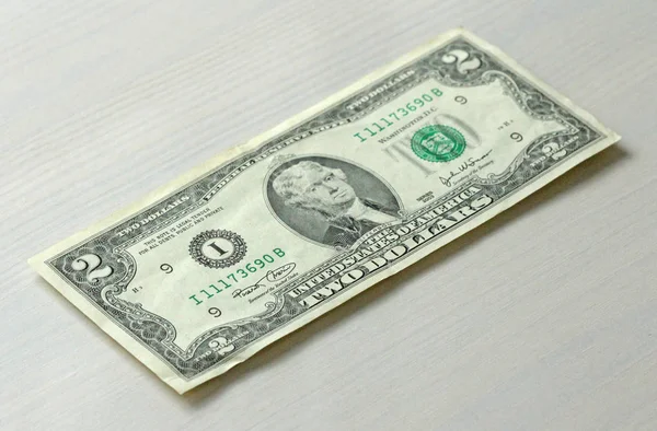 İki dolar bir not ile. 2 dolarlık bir banknot ile. — Stok fotoğraf