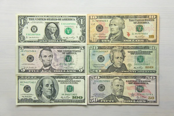 Dólares de papel de diferentes denominaciones - 1, 5, 10, 20, 50 y 100 dólares. Antecedentes de dólares . —  Fotos de Stock