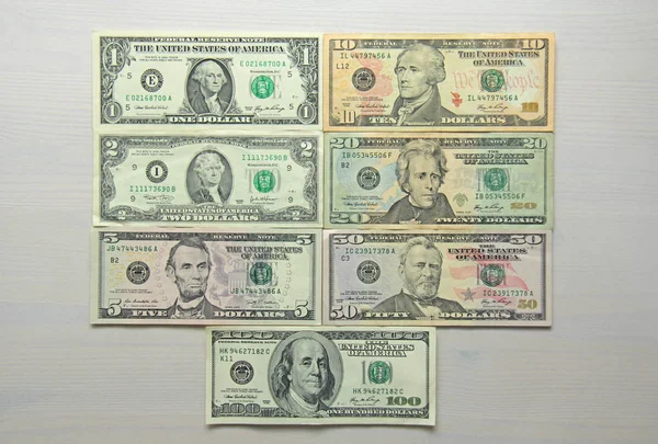 Χαρτί δολάρια διαφορετικών ονομαστικών αξιών - 1, 2, 5, 10, 20, 50 και 100 δολάρια. Φόντο δολάρια. — Φωτογραφία Αρχείου