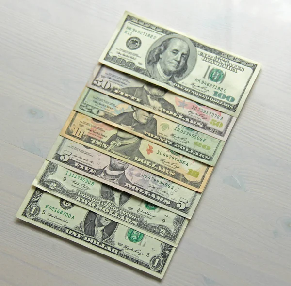 Dólares de papel de diferentes denominações - 1, 2, 5, 10, 20, 50 e 100 dólares. Antecedentes de dólares . — Fotografia de Stock
