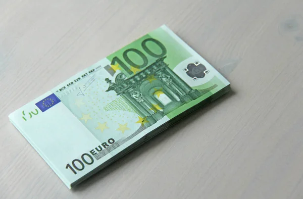 Billets en papier euro, 100 euros. Un paquet de billets en papier de 100 euros — Photo