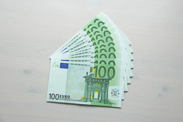 Billetes de papel en euros, 100 euros. Un paquete de billetes de papel de 100 euros — Foto de Stock