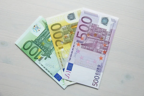 Papír bankjegyek euro különböző felekezetek - 100, 200 és 500 Euro. — Stock Fotó