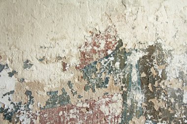 Tuğla duvar Pis, beyaz bir duvardan dökülen eski beyaz boya. Çatlaklar, sıyrıklar, eski çimento duvarının arka planında eski boya ve alçı. Eski bir beton duvar çatladı..