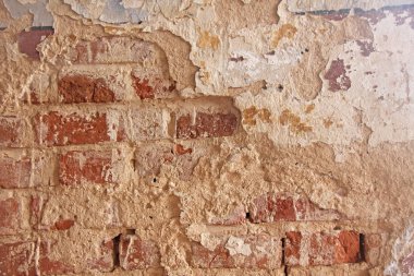 Tuğla duvar Pis, beyaz bir duvardan dökülen eski beyaz boya. Çatlaklar, sıyrıklar, eski çimento duvarının arka planında eski boya ve alçı. Eski bir beton duvar çatladı..