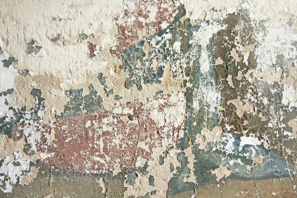 Ziegelmauer. Alte flockige weiße Farbe blättert von einer brüchigen Wand ab. Risse, Kratzer, abblätternde alte Farbe und Putz auf dem Hintergrund der alten Zementwand. Eine alte Zementsteinmauer als Vintage rissig. — Stockfoto