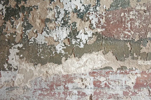Cihlová zeď. Stará bílá barva se odlupovala od špinavé popraskané zdi. Praskliny, škrábance, olupování staré barvy a omítky na pozadí staré betonové stěny. Stará betonová kamenná stěna jako vinobraní popraskané. — Stock fotografie