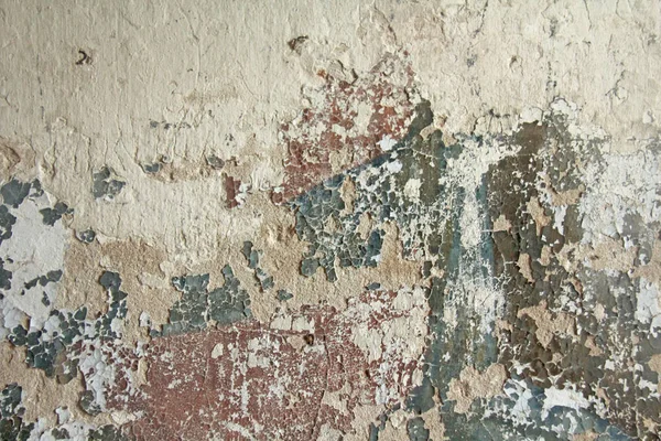 Starý potrhlý bílá barva loupe výstřední popraskané zdi. Praskliny, odřeniny, loupání starých nátěrů a omítek na pozadí starých cementovou zeď. Stará cement kamenná zeď jako vintage popraskané. — Stock fotografie