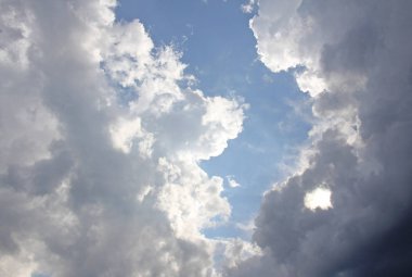 Mavi gökyüzü, beyaz ve mavi gökyüzü arka plan üzerinde beyaz güzel kabarık kıvırcık bulutlar metinlerde yer.