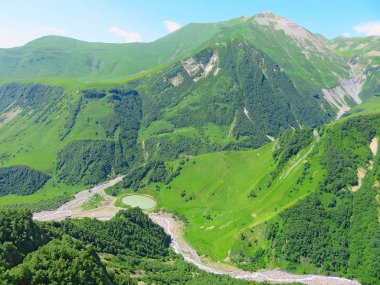 Gürcistan'da yeşilliklerle kaplı dağlar