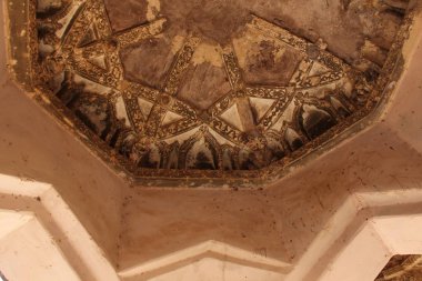 Hampi, Karnataka eyalet, Hindistan Kraliçe banyoları. Oyma taş antik arka plan. UNESCO dünya mirası. Geometrik desenler tavanda oyulmuş.