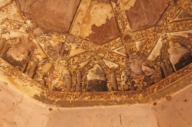 Hampi, Karnataka eyalet, Hindistan Kraliçe banyoları. Oyma taş antik arka plan. UNESCO dünya mirası. Geometrik desenler tavanda oyulmuş.
