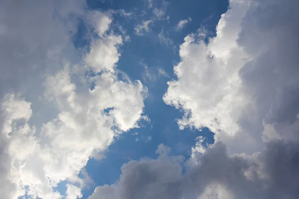 Blanco hermosas nubes rizadas esponjosas en el cielo azul, fondo de nubes blancas y cielo azul, lugar para el texto . —  Fotos de Stock