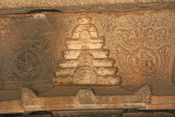 Stone bas-reliëfs op de muren in tempels Hampi. Snijwerk de steen oude achtergrond. UNESCO World Heritage Site. Karnataka, India. — Stockfoto