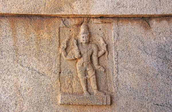 Stone bas-reliëfs op de muren in tempels Hampi. Snijwerk de steen oude achtergrond. Gesneden figuren gemaakt van steen. UNESCO World Heritage Site. Karnataka, India. — Stockfoto