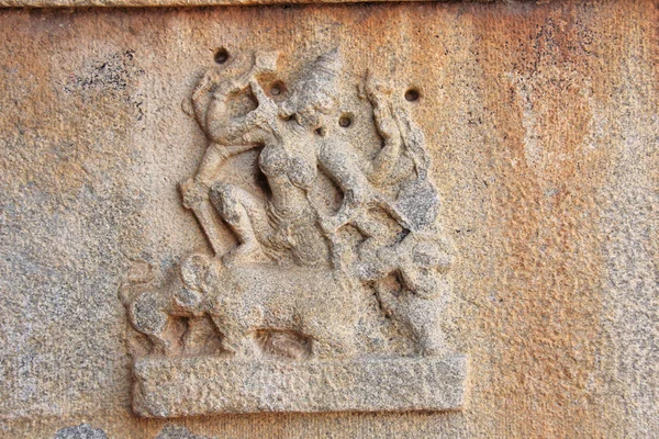 Baixo-relevos de pedra nas paredes em Templos Hampi. Esculpir pedra fundo antigo. Figuras esculpidas feitas de pedra. Património Mundial da Unesco. Karnataka, Índia . — Fotografia de Stock