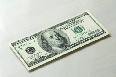 Yüz dolar bir nota ile