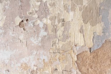 Tuğla duvar Pis, beyaz bir duvardan dökülen eski beyaz boya. Çatlaklar, sıyrıklar, eski çimento duvarının arka planında eski boya ve alçı. Eski bir beton duvar çatladı..