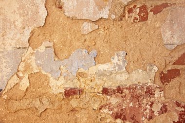 Tuğla duvar Pis, beyaz bir duvardan dökülen eski beyaz boya. Çatlaklar, sıyrıklar, eski çimento duvarının arka planında eski boya ve alçı. Eski bir beton duvar çatladı..