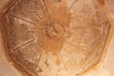 Hampi, Karnataka eyalet, Hindistan Kraliçe banyoları. Oyma taş antik arka plan. UNESCO dünya mirası. Geometrik desenler tavanda oyulmuş.